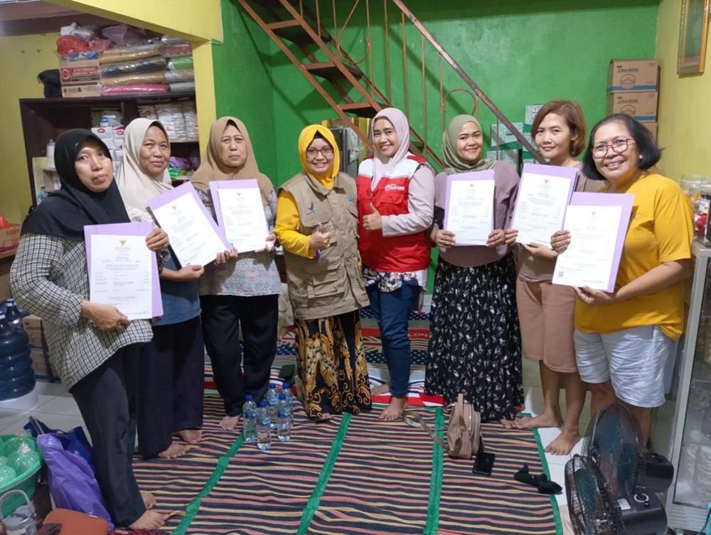 Penyerahan dokumen pendampingan halal kepada pelaku usaha